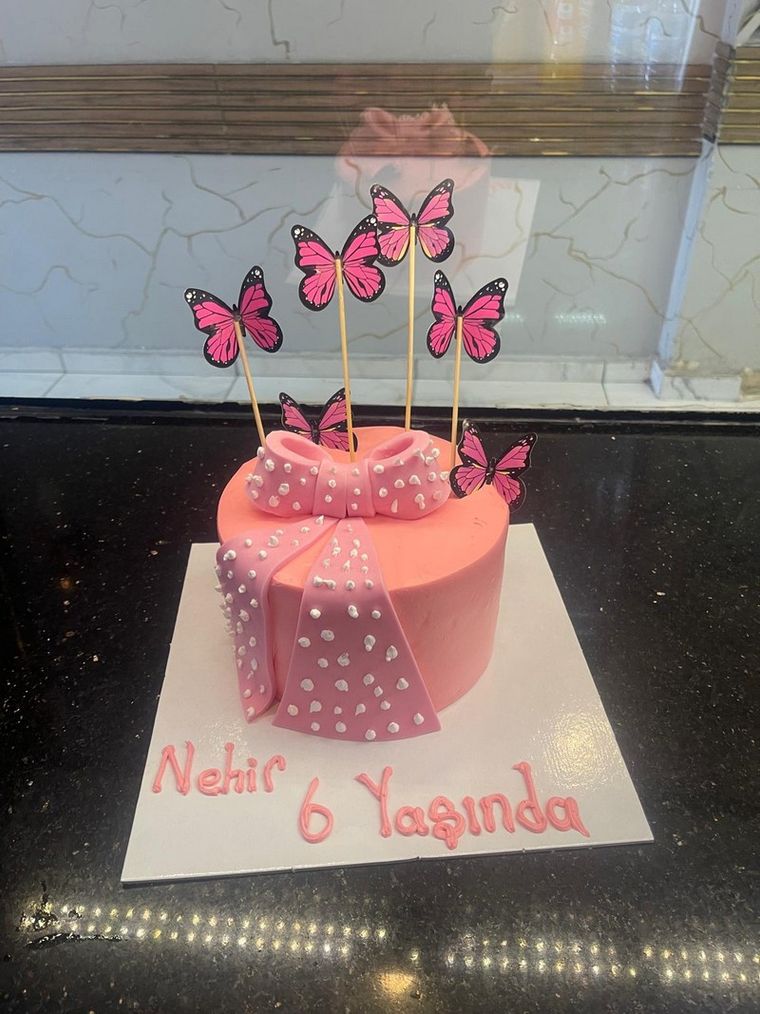 Eyvan Pastanesi kelebek süslemeli pembe doğum günü pastası