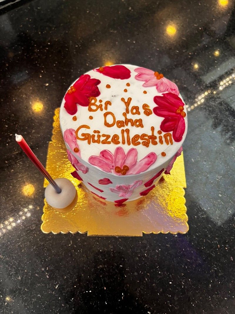 Eyvan Pastanesi kırmızı çiçek süslemeli doğum günü pastası