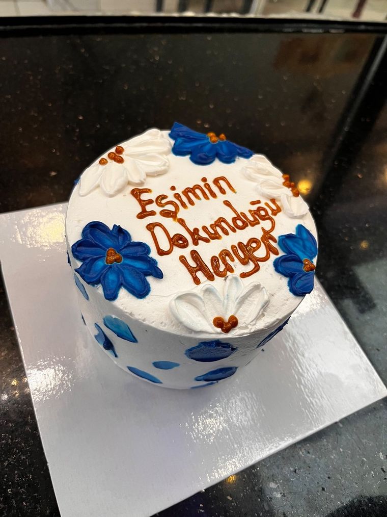 Eyvan Pastanesi mavi çiçek süslemeli eşlere özel yazılı pasta