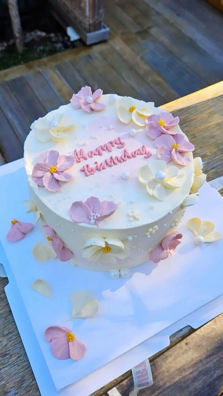 Eyvan Pastanesi sarı pembe çiçekli happy birthday pastası